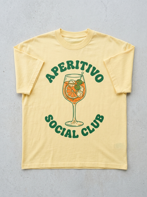 T-Shirt Streetwear "Aperitivo Social Club" — Gialla Oversize – fronte
