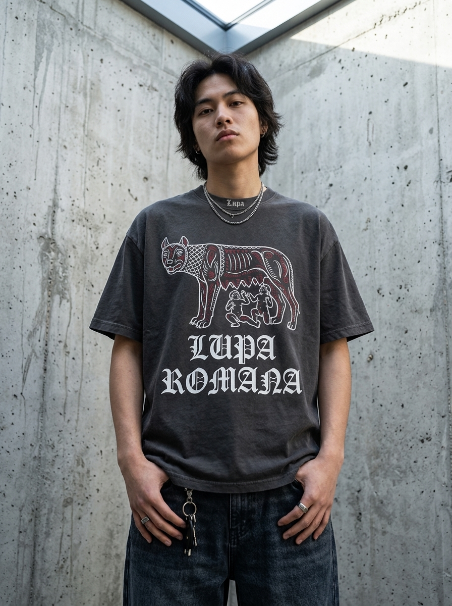 T-Shirt Streetwear "Lupa Romana" — Antracite Oversize – indossata