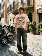 T-Shirt Streetwear "Vespari Racing Club" — Crema Oversize – indossata