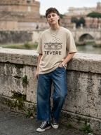 T-Shirt Streetwear "Tevere" — Sabbia Oversize – indossata